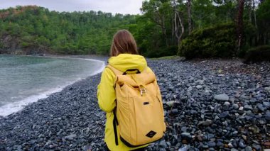 Genç bir kadın soğuk Türk sahillerinde tek başına yürüyor. Rüzgarlı, bulutlu hava, huzurlu yalnızlık ve fırtınalı deniz yoluyla doğayla nazik bir bağ..