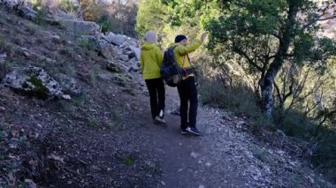 Genç gezginler antik amfitiyatroyu ve Termessos kalıntılarını keşfettiler. Yürümek, tırmanmak, manzaranın ve sıcak Türk ışığında antik tarihin tadını çıkarmak.