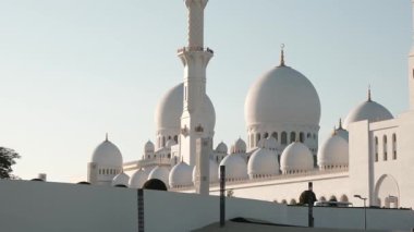 Abu Dabi 'deki ikonik Şeyh Zayed Camii' nin çarpıcı manzarası. Büyük mimari, karmaşık mermer detaylar, dingin atmosfer onu BAE 'deki İslam kültürünün ve ruhaniliğin olağanüstü bir sembolü yapıyor..