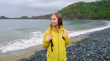 Genç bir kadın soğuk Türk sahillerinde tek başına yürüyor. Rüzgarlı, bulutlu hava, huzurlu yalnızlık ve fırtınalı deniz yoluyla doğayla nazik bir bağ..