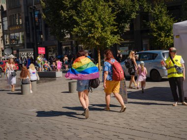 Prag, Çek Cumhuriyeti - 12 Ağustos 2023: Prag Onur Festivali Geçidi. Gökkuşağı ve diğer LGBTQ özellikleri ile parlak ve mutlu geçit ziyaretçileri