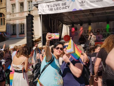 Prag, Çek Cumhuriyeti - 12 Ağustos 2023: Prag Onur Festivali Geçidi. Gökkuşağı ve diğer LGBTQ özellikleri ile parlak ve mutlu geçit ziyaretçileri