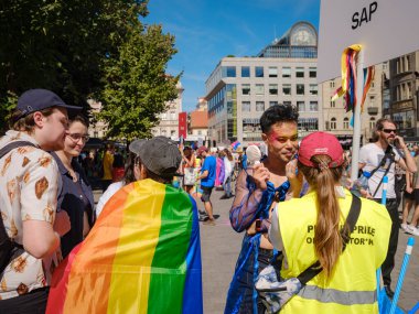 Prag, Çek Cumhuriyeti - 12 Ağustos 2023: Prag Onur Festivali Geçidi. Gökkuşağı ve diğer LGBTQ özellikleri ile parlak ve mutlu geçit ziyaretçileri