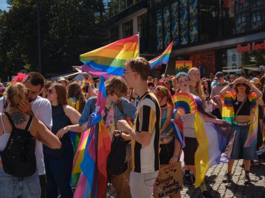 Prag, Çek Cumhuriyeti - 12 Ağustos 2023: Prag Onur Festivali Geçidi. Gökkuşağı ve diğer LGBTQ özellikleri ile parlak ve mutlu geçit ziyaretçileri