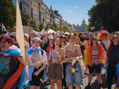 Prag, Çek Cumhuriyeti - 12 Ağustos 2023: Prag Onur Festivali Geçidi. Gökkuşağı ve diğer LGBTQ özellikleri ile parlak ve mutlu geçit ziyaretçileri