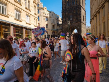 Prag, Çek Cumhuriyeti - 12 Ağustos 2023: Prag Onur Festivali Geçidi. Prag tarihi merkezindeki en eski şehir kapılarından biri olan Ortaçağ Toz Kulesi 'ndeki geçit töreninin başlangıcı.