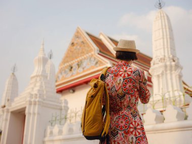 Bangkok 'taki Budist Tapınakları' nın yakınlarındaki Renkli Sokakları Keşfeden Kadın. Geleneksel mimari ve güzel Budist tapınaklarıyla çevrili Bangkok 'un büyüleyici sokaklarında gezen kadın gezgin..
