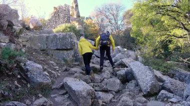 Genç gezginler antik amfitiyatroyu ve Termessos kalıntılarını keşfettiler. Yürümek, tırmanmak, manzaranın ve sıcak Türk ışığında antik tarihin tadını çıkarmak.
