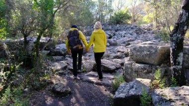 Genç gezginler antik amfitiyatroyu ve Termessos kalıntılarını keşfettiler. Yürümek, tırmanmak, manzaranın ve sıcak Türk ışığında antik tarihin tadını çıkarmak.