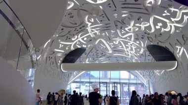 Dubai, BAE - 16 Ocak 2024: Geleceğin Müzesi 'nin modern iç kesimlerinden keyif alan turistler. Modern fütüristik müze mimar Shaun Killa tarafından tasarlandı..