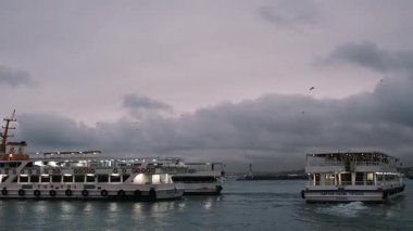 İstanbul, Türkiye - 3 Aralık 2023. Kadıköy feribot terminali. Feribot iskelesi, yolcular inerken diğerleri de Boğaz 'daki deniz taşımacılığının hareketli atmosferini yakalıyor.