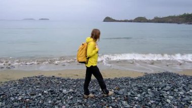 Genç bir kadın soğuk Türk sahillerinde tek başına yürüyor. Rüzgarlı, bulutlu hava, huzurlu yalnızlık ve fırtınalı deniz yoluyla doğayla nazik bir bağ..