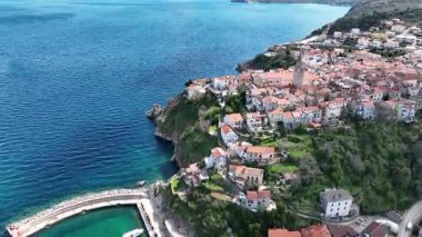 Hırvatistan, Krk Adası, Vrbnik 'in görüntüleri. Krk adasının doğu kıyısındaki bir köyün hava görüntüsü. Adriyatik Denizi