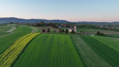 Arial manzaralı yeşil tepeler ve Hırvatistan kırsalında yuva yapmış köyler. İlkbahar manzarayı soluyor, otlaklar çiçek açmaya başlıyor geleneksel evler manzaralı vadiler ve yamaçlara saçılmış.