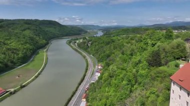 İlkbaharda Slovenya manzaralarının havadan görünüşü. Tarihsel Rajhenburg Şatosu yukarıdan yemyeşil bahar ortamından izlendi. Ortaçağ mimarisi panoramik manzaralı tepenin üstünde duruyor.
