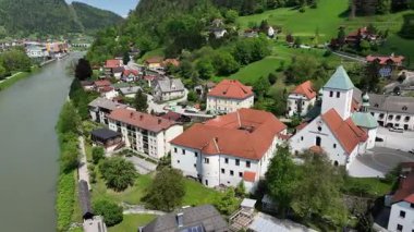 İlkbaharda Slovenya manzaralarının havadan görünüşü. Lasko kasabasının hava manzarası yeşil tepelerin arasına yerleşmişti. Bahar güneşinde termal kaplıcalar, bira fabrikaları ve huzurlu doğal çevresiyle ünlüdür..