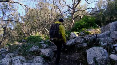 Genç bir çift, Türkiye 'nin huzurlu ormanlarında yürüyüş yapıyor. Sakin bir an, sıcak kıyafetler, manzaralı doğa ve doğal ortamda yakalanan seyahat aşkı..