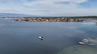 Nin 'in ilkbaharda insansız hava aracı tarafından ele geçirildiği tarihi sahil kasabası. Taştan evleri ve Adriyatik arkaplanı olan eski Nin kasabası, baharda Hırvatistan 'da miras ve kıyı cazibesini göstererek yukarıdan çekildi