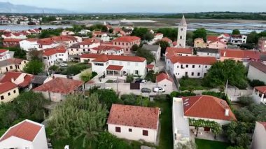 Nin 'in ilkbaharda insansız hava aracı tarafından ele geçirildiği tarihi sahil kasabası. Taştan evleri ve Adriyatik arkaplanı olan eski Nin kasabası, baharda Hırvatistan 'da miras ve kıyı cazibesini göstererek yukarıdan çekildi