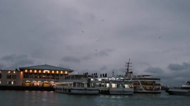 İstanbul, Türkiye - 3 Aralık 2023. Kadıköy feribot terminali. Feribot iskelesi, yolcular inerken diğerleri de Boğaz 'daki deniz taşımacılığının hareketli atmosferini yakalıyor.