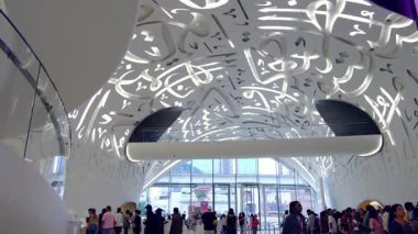 Dubai, BAE - 16 Ocak 2024: Geleceğin Müzesi 'nin modern iç kesimlerinden keyif alan turistler. Modern fütüristik müze mimar Shaun Killa tarafından tasarlandı..