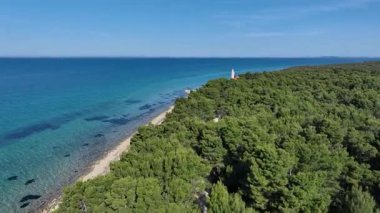 Güneşli bir günde Vir Adası 'ndaki deniz feneri. Otok Vir 'de minimalist deniz feneri görüntüsü. Yumuşak ışık, gölgeler ve sakin deniz havası hikaye anlatmak ve seyahat etmek için mükemmel..
