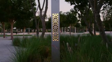 Abu Dabi, BAE - 14 Ocak 2024: Wahat Al Karama 'nın akşam manzarası veya Haysiyet Oasis. Bölgede modern ışık ile park