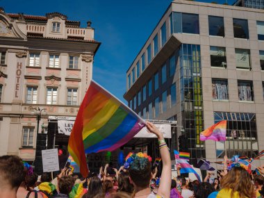 Prag, Çek Cumhuriyeti - 12 Ağustos 2023: Prag Onur Festivali Geçidi. Festivalin ana sahnesi ve seyircileri