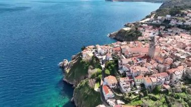 Hırvatistan, Krk Adası, Vrbnik 'in görüntüleri. Krk adasının doğu kıyısındaki bir köyün hava görüntüsü. Adriyatik Denizi