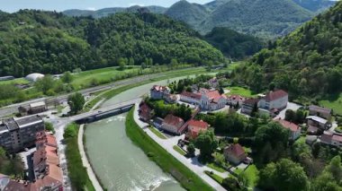 İlkbaharda Slovenya manzaralarının havadan görünüşü. Celje ve kalesinin insansız hava aracı görüntüleri. Tarihsel Celje Şatosu, ortaçağ mirası ve modern yaşamı birleştiren canlı bahar kasabalarına göz yumuyor..