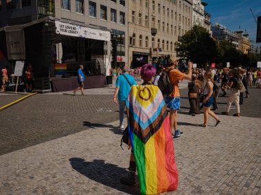Prag, Çek Cumhuriyeti - 12 Ağustos 2023: Prag Onur Festivali Geçidi. Gökkuşağı ve diğer LGBT özellikleri ile parlak ve mutlu geçit ziyaretçileri
