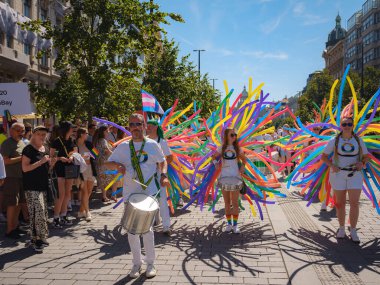Prag, Çek Cumhuriyeti - 12 Ağustos 2023: Prag Onur Festivali Geçidi. Gey gururu sırasında renkli balonları olan kadınlar ve erkekler müzik enstrümanları çalıyor