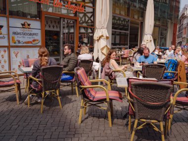 Erfurt, Almanya - 21 Mayıs 2023: Eski kentte şehir hayatı, tarihi miras.