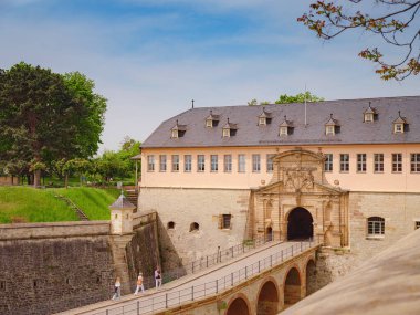 Erfurt, Almanya - 21 Mayıs 2023: Erfurt 'taki tarihi kale ve şehir merkezi manzarası, tarihi miras.