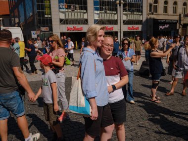 Prag, Çek Cumhuriyeti - 12 Ağustos 2023: Prag Onur Festivali Geçidi. Gökkuşağı ve diğer LGBTQ özellikleri ile parlak ve mutlu geçit ziyaretçileri