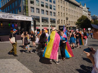 Prag, Çek Cumhuriyeti - 12 Ağustos 2023: Prag Onur Festivali Geçidi. Gökkuşağı ve diğer LGBTQ özellikleri ile parlak ve mutlu geçit ziyaretçileri