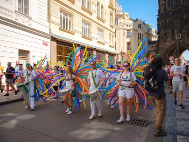 Prag, Çek Cumhuriyeti - 12 Ağustos 2023: Prag Onur Festivali Geçidi. Gey gururu sırasında renkli balonları olan kadınlar ve erkekler müzik enstrümanları çalıyor