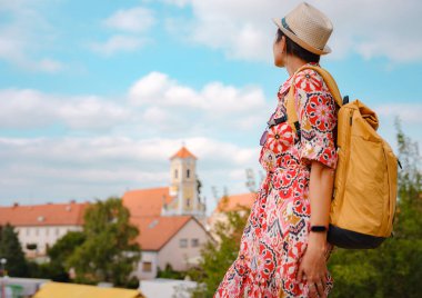 Varazdin sokaklarında yaz günü eski, tarihi şehir merkezinde yürüyen güzel bir kadın. Güzel sokakları keşfeden turist, kırktan şehre bakan.