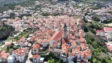 Hırvatistan, Krk Adası, Vrbnik 'in görüntüleri. Krk adasının doğu kıyısındaki bir köyün hava görüntüsü. Adriyatik Denizi