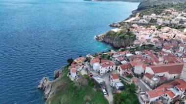 Hırvatistan, Krk Adası, Vrbnik 'in görüntüleri. Krk adasının doğu kıyısındaki bir köyün hava görüntüsü. Adriyatik Denizi