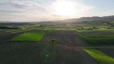 Arial manzaralı yeşil tepeler ve Hırvatistan kırsalında yuva yapmış köyler. İlkbahar manzarayı soluyor, otlaklar çiçek açmaya başlıyor geleneksel evler manzaralı vadiler ve yamaçlara saçılmış.