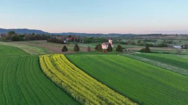 Arial manzaralı yeşil tepeler ve Hırvatistan kırsalında yuva yapmış köyler. İlkbahar manzarayı soluyor, otlaklar çiçek açmaya başlıyor geleneksel evler manzaralı vadiler ve yamaçlara saçılmış.