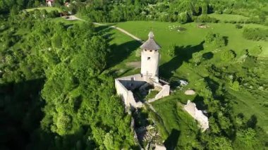 Korana yakınlarındaki yeşil tepede Ortaçağ Dreznik Grad 'ı. Yukarıdan görülen Dreznik Eski Kasabası 'nın tarihi kalıntıları Korana Nehri yakınlarındaki yemyeşil tepelere kurulmuştu. Huzurlu ve sinematik bahar manzarası