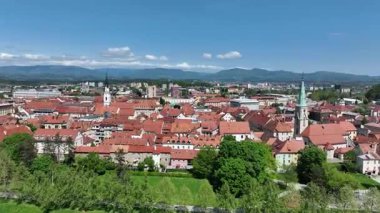 İlkbaharda Slovenya manzaralarının havadan görünüşü. Celje ve kalesinin insansız hava aracı görüntüleri. Tarihsel Celje Şatosu, ortaçağ mirası ve modern yaşamı birleştiren canlı bahar kasabalarına göz yumuyor..