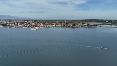 Nin 'in ilkbaharda insansız hava aracı tarafından ele geçirildiği tarihi sahil kasabası. Taştan evleri ve Adriyatik arkaplanı olan eski Nin kasabası, baharda Hırvatistan 'da miras ve kıyı cazibesini göstererek yukarıdan çekildi