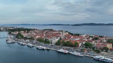 Zadar marinası ve yukarıdan görünen antik kasaba. Zadar 'ın rıhtımı, kırmızı çatıları, marinası ve Roma mirasının kıyı bahar atmosferindeki güneşli hava görüntüleri.