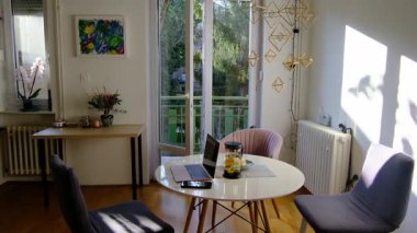 Sıcak mutfak masasında çay, bir tabak çörek ve el yapımı geleneksel Ukrayna Noel süsü kıştan bahara sıcak ve mevsimsel geçişi sembolize ediyor..