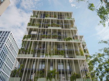 Viyana, Avusturya, 19 Temmuz 2023. Prater 'ın dışında bir apartman dairesinde. Avrupa 'nın modern evindeki konut binası. Yazın şehir merkezinde kiralık ev. Yeşil ve modern ev