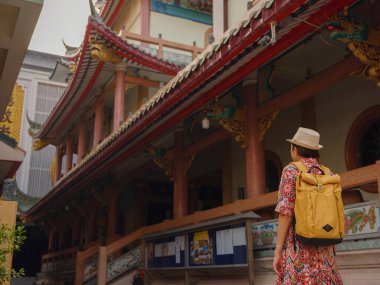 Bangkok 'taki Budist Tapınakları' nın yakınlarındaki Renkli Sokakları Keşfeden Kadın. Bangkok 'taki tarihi Budist tapınakları yakınlarındaki renkli sokakları keşfeden kadın turist, kültürel atmosferin tadını çıkarıyor..