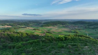 Arial manzaralı yeşil tepeler ve Hırvatistan kırsalında yuva yapmış köyler. İlkbahar manzarayı soluyor, otlaklar çiçek açmaya başlıyor geleneksel evler manzaralı vadiler ve yamaçlara saçılmış.
